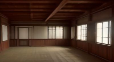 手工艺人在工作室展示用免费建站工具搭建的小店铺网站，产品图片精美，画面暖色调